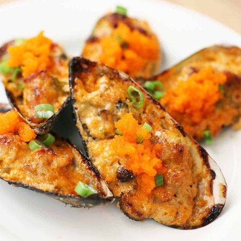 Japanese Baked Dynamite Mussels Recipe Dynamite Mussels Recipe, Dynamite Mussels, Seafood Mussels, Stuffed Mussels, Japanese Mayonnaise, Chili Aioli, Baked Mussels, Green Mussels, Recipe Japanese