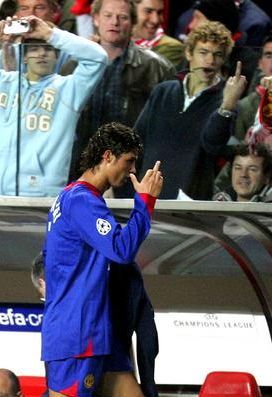 Pin em Middle Finger Cristiano Ronaldo Young, Cristiano Jr, Football Players Photos, Premier Lig, Football Wallpapers, Football Players Images, Football Photography, Soccer Inspiration, Cr7 Ronaldo