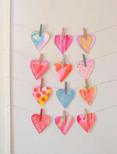 Diy Slinger, Valentine Hearts Art, Watercolor Valentine, Watercolor Hearts, Preschool Valentines, Valentine Crafts For Kids, Art Bar, Painted Hearts, Valentine Hearts