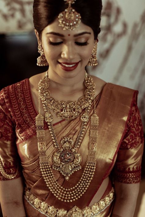 Photo of gold bridal look with layered temple necklaces Sarees South Indian, Kerala Wedding Saree, Saree Indian Wedding, Indian Wedding Saree, South Indian Wedding Saree, South Indian Bride Saree, South Indian Bridal Jewellery, Pengantin India, Kerala Bride