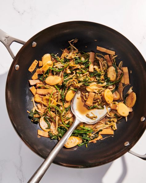 Delightfully chewy stir-fried rice cakes are enhanced with doubanjiang and bamboo shoots in this riff on the Shanghai classic, chao niangao. Lunar New Year Recipes, Nian Gao Recipe, Longevity Noodles, New Year Recipes, Vegetarian Stir Fry, Rice Cake Recipes, Asian Rice, Stir Fry Rice, Bamboo Shoots