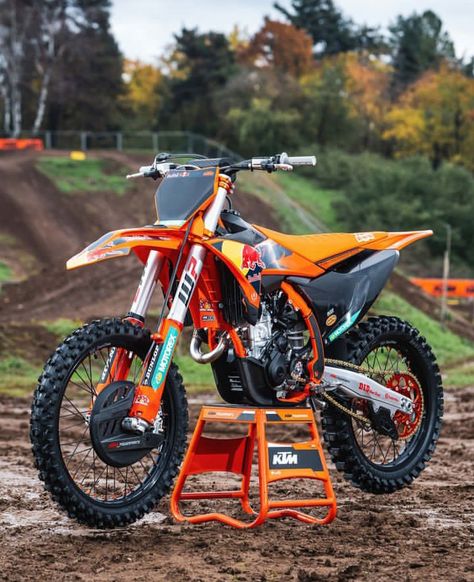 Ktm 250 Dirt Bike, 250 Dirt Bike, Ktm Enduro, Ktm Dirt Bikes, Ktm Adventure, Country Vibes, Motorcross Bike, Ktm 250, Cute Poses For Pictures