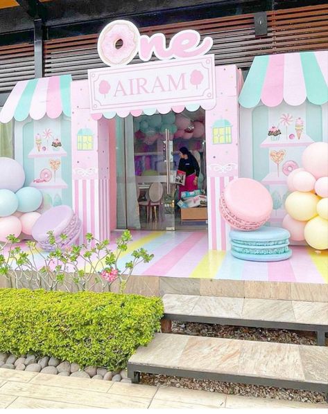 Sweet Shop Party Ideas, Kids Birthday Backdrop, Ice Cream Birthday Party Theme, Candyland Birthday Party, Hello Kitty Theme Party, Candy Theme Birthday Party, Candy Themed Party, Candy Land Birthday Party, Ice Cream Birthday Party