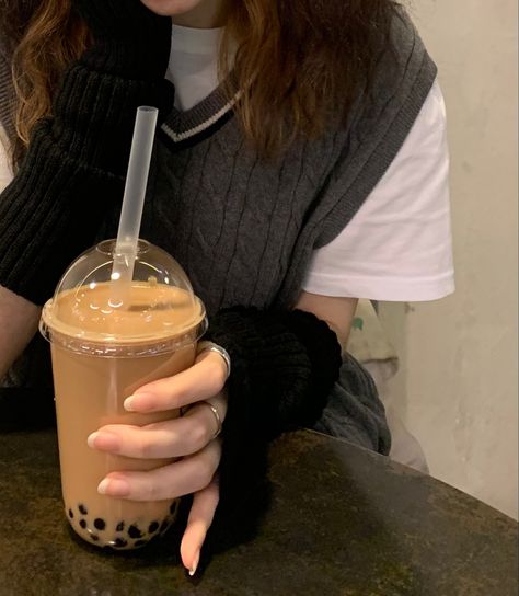 bubble tea Aesthetic Noodles, If We Ever Meet Again, Milk Boba Tea, Bubble Tea Aesthetic, Japan Snacks, Ramen Food, Tea Aesthetic, Tea Places, Boba Drink