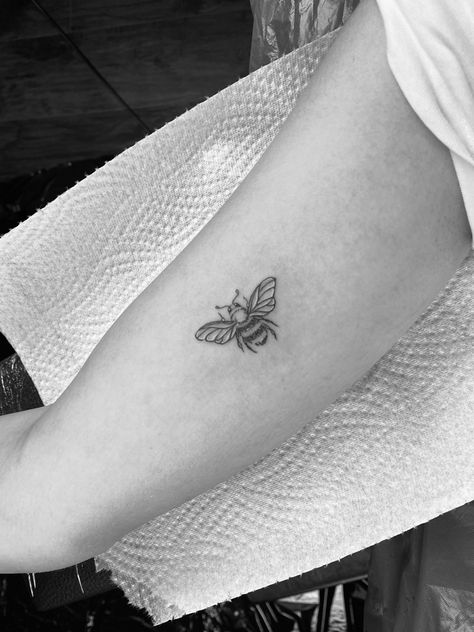 Tattoo Bees, Red Tattoo, Insect Tattoo, Red Tattoos, Bee Tattoo, Tattoo Idea, Infinity Tattoo, Jesus Fish Tattoo, Aesthetic Pictures