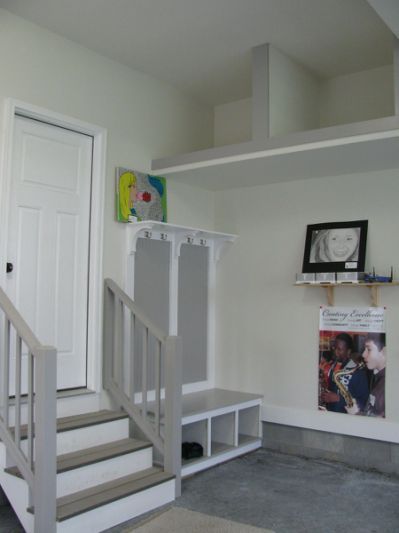 color to paint steps from garage into living - Yahoo Search Results Remodel Garage, Garage Steps, Garage Stairs, Mud Room Garage, Garage Entryway, Garage Floor Paint, Finished Garage, Small Garage, Garage Entry