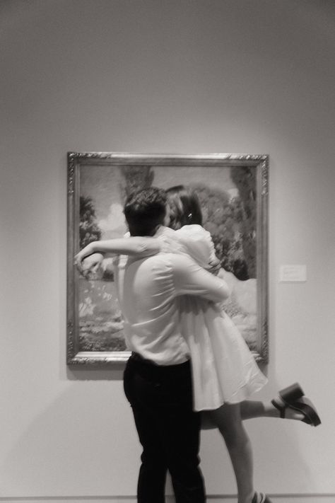 Are you looking for a unique and romantic location for your engagement photoshoot? Consider having your photos taken at an art museum! With its breathtaking architecture, intricate artwork, and carefully curated exhibits, an art museum offers a one-of-a-kind setting for your special photos. Philbrook Museum Engagement Photos, Engagement Shoot Aesthetic, Couples Museum Photoshoot, Art Museum Photoshoot Couple, Couple Photoshoot Museum, Art Gallery Wedding Photos, Art Gallery Photos, Iphone Engagement Photos, Museum Engagement Shoot