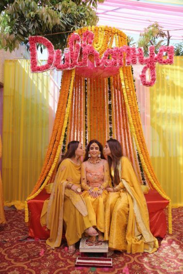 Haldi Ceremony Decorations, शादी की तस्वीरें, Indian Wedding Decorations Receptions, Dekorere Bad, Mehendi Decor Ideas, Pengantin India, Marriage Decoration, Desi Wedding Decor, Mehndi Decor