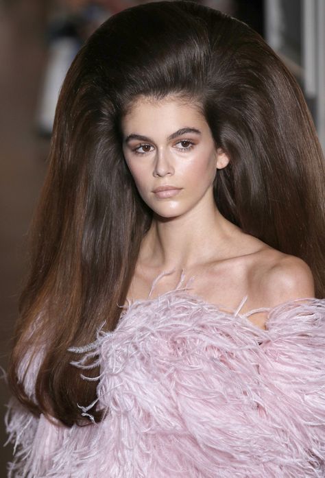 How to Get Intense Volume for Big, Beautiful Hair#hair#volume# Valentino Haute Couture, Valentino Couture, Hair Volume, Hair Growth Serum, Detail Photos, Celebrity Hair Stylist, Kaia Gerber, Cindy Crawford, Palau