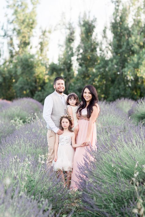 Lavender Field Family Photoshoot, Lavender Family Pictures Outfits, Ten Year Wedding Anniversary, Lavender Fields Photography, Field Pictures, Outdoor Family Photoshoot, Unique Family Photos, Flower Picking, Cute Family Photos