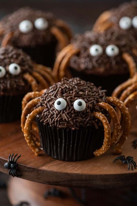 Ready to wow your friends and family with amazing Halloween cupcakes? I'm excited to share 8 amazing and easy Halloween cupcakes that will upgrade any Halloween party and make you the star of the Halloween desserts! Fluffy Chocolate Frosting, Cameo Cookies, Eyeball Cake Pops, Witch Finger Cookies, Christmas Side Dish Recipes, Spider Cupcakes, Candy Corn Cookies, Fluffy Frosting, Moist Cupcakes