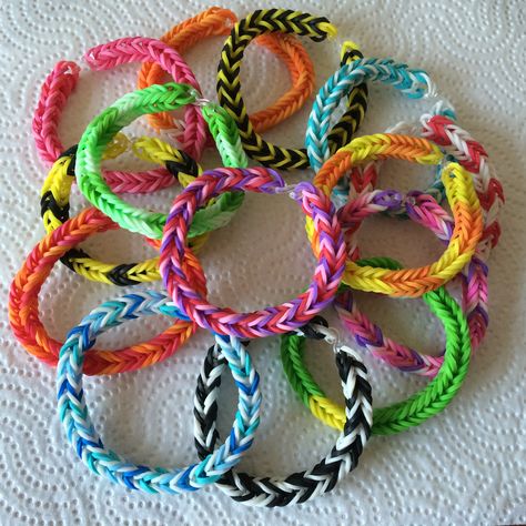 Friendship Bracelets Rainbow Loom, Bracelet Color Combos Rubber Bands, Aesthetic Loom Bracelets, Loom Band Colour Ideas, Rainbow Loom Colour Combos, Rubber Band Color Ideas, Loom Braclets Ideas, Rubber Band Bracelet Ideas Colors, Crazloom Bracelets