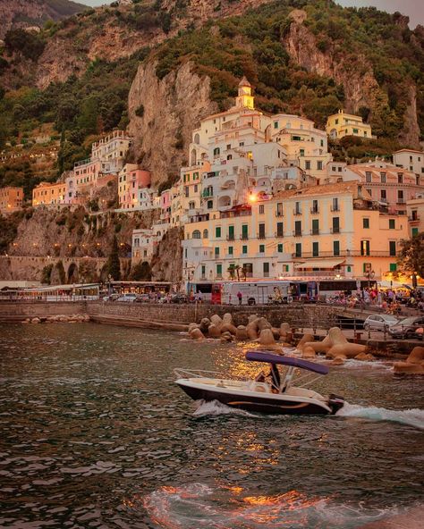 Caterina Valente, Amalfi Italy, Italian Coast, Peisaj Urban, Magic Island, Italy Aesthetic, Summer Destinations, Southern Europe, Honeymoon Travel