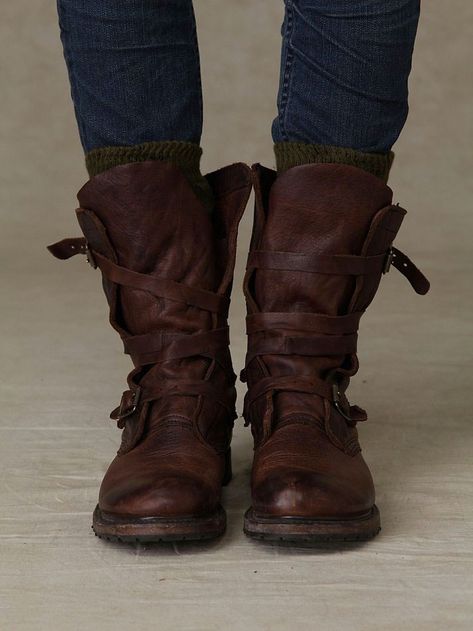 Wrap Boots, Chunky Heel Shoes, Free People Clothing Boutique, Stil Inspiration, Buckle Boots, Motorcycle Boots, Vintage Casual, Boots Fall, Women's Flats