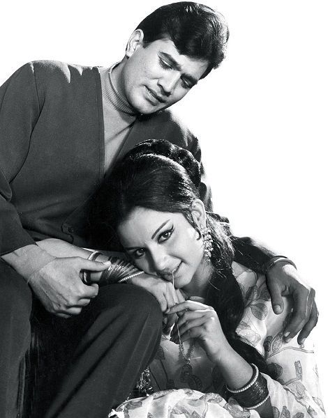 rajesh khanna and sharmila tagore Sharmila Tagore, Old Film Stars, Rajesh Khanna, Throwback Pictures, Bollywood Pictures, Film Icon, Bollywood Posters, Retro Bollywood, National Film Awards