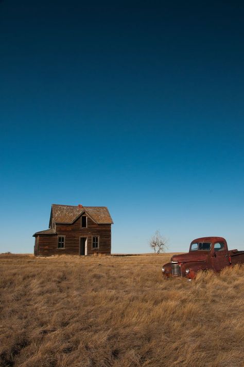 Prairie House, Western Artwork, Small Town America, Traverse City Michigan, Old Truck, Old Farm Equipment, Old Farm Houses, Old Farm, Old Buildings