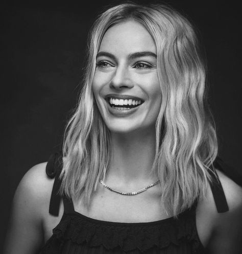 Margot Robbie Headshots, Margot Robbie Black And White, Margot Robbie Portrait, Aesthetic Pusheen, Margot Robbie Photoshoot, Objects Reference, Celebrity Teeth, Fashion Headshots, Actors Headshots