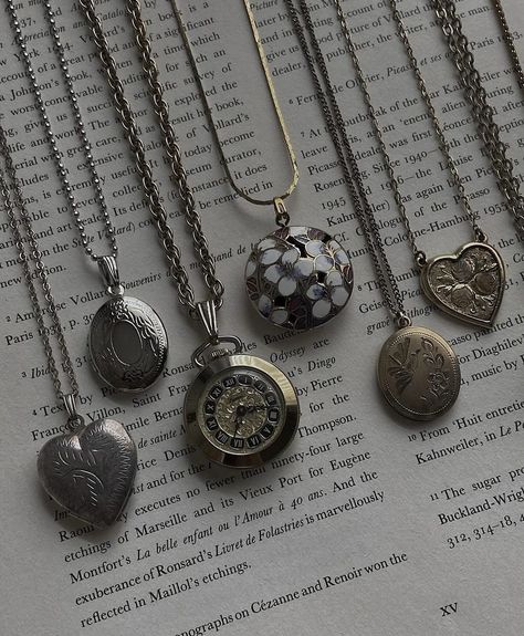 Vintage & preloved necklaces — Timeless classic modern & vintage jewelry collections — www.vaiges.com | Free Worldwide Shipping [ flower cameo porcelain gold heart pearl dainty gold & silver vintage necklaces pocket watch locket jewelry ] Dainty Vintage Necklace, Vintage Locket Necklace Silver, Vintage Jewelry Silver, Silver Vintage Jewelry, Vintage Necklace Aesthetic, Vintage Jewelry Aesthetic, Locket Aesthetic, Girlie Aesthetic, Vintage Locket Necklace