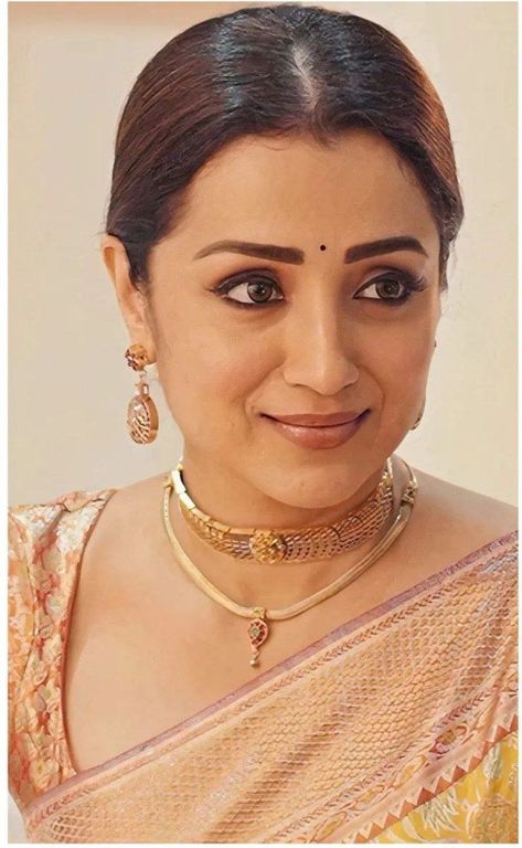 Trisha Actress, Hot Head, Trisha Krishnan, Black Woman Artwork, Woman Artwork, Actress Without Makeup, Beauty Pictures, Eye Black, Desi Beauty