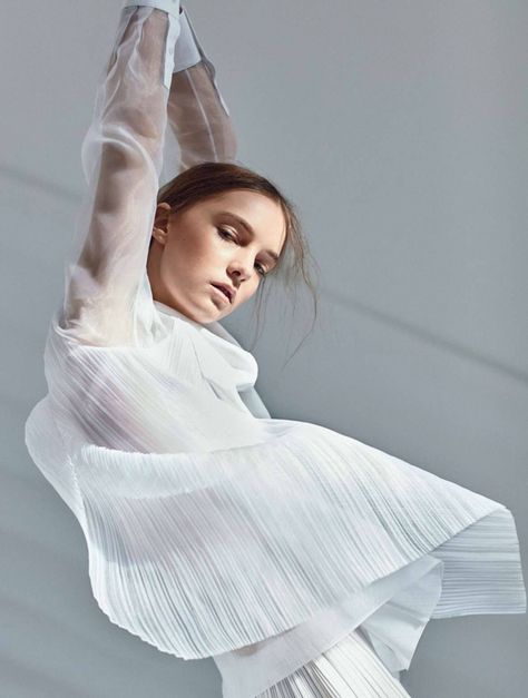 Irina Liss in L’Express Styles Magazine 27th April 2016 by Daniel Riera High Fashion Poses, Woman In White, Fashion Model Poses, High Fashion Photography, Fashion Photography Poses, Poses References, Shooting Photo, Fashion Photography Editorial, Fashion Photoshoot