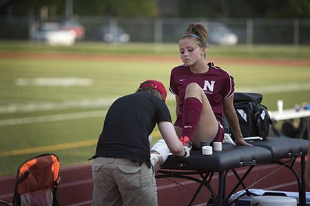 High school Athletic Trainer Sports Medicine Aesthetic, Trainer Aesthetic, Athletic Training Sports Medicine, Medicine Aesthetic, University Plan, Sports Therapy, My Future Job, Athletic Trainer, Future Jobs