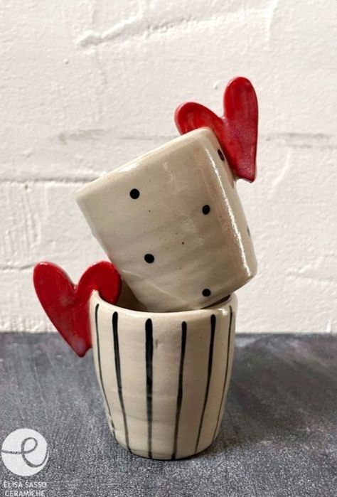 Ceramic Ideas Beginner, Pottery Without A Wheel, Diy Ceramic Ideas, Ceramics Art Ideas, Diy Ceramic Mugs, Clay Mug Designs, Beginner Pottery Ideas, Ceramica Artesanal Ideas, Ceramic Pottery Art Ideas