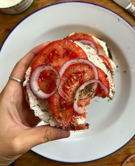 What To Put On Bagels Breakfast, Food Inspo Breakfast, Bagel With Tomato, Bagel With Cream Cheese And Tomato, Healthy Breakfast With Cream Cheese, Eggs With Pesto, Eggs On Toast Breakfast Ideas, Healthy Bagel Recipe Sandwiches, Toast Sandwich Recipes