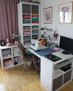 The 60 Best Sewing Room Ideas - Home and Design Bedroom Sewing Room Combo, Sewing Machine Desk, Sewing Room Ideas, Small Sewing Rooms, Sewing Nook, Sewing Desk, Beautiful Furniture Pieces, Sewing Room Inspiration, Sewing Room Storage