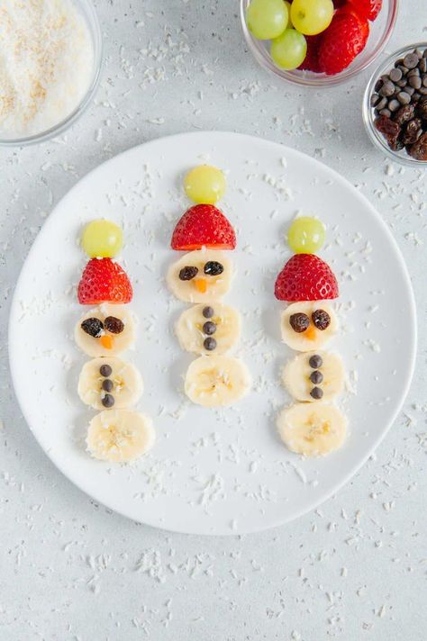 Banana snowmen with grape and strawberry hats, chocolate chip buttons, and a sprinkle of coconut snow? It's the most adorable, edible Frosty the Fruit Snowman Snack you've ever seen! Snowman Fruit Tray, Fruit Snowman, Christmas Fruit Snacks, Snowman Snack, Space Snacks, Snowman Recipes, Christmas Finger Foods, Fruit Kebabs, Easy Snacks For Kids