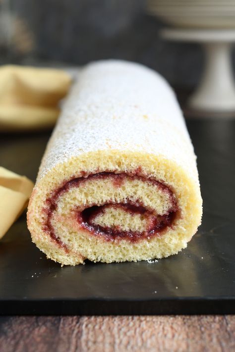 Jelly Roll Cake is a classic treat that is truly easy to make. Light and airy vanilla cake is the perfect wrapping for sweet, tangy raspberry preserves. This is a great make-ahead recipe. Jelly Roll Recipe Homemade, Japanese Cake Roll, Jelly Rolls Recipe, Jelly Roll Cake, Baking Lessons, Vanilla Cream Filling, Cake Jelly, Swiss Rolls, Nut Rolls