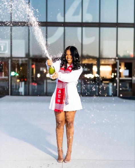 College Grad Dress Ideas, Nursing Graduation Pictures Outside, Business Degree Photoshoot, Rdh Graduation Photos, Black Women College Graduation Pictures, Communication Major Graduation Pictures, Champagne Graduation Photos, Spelman College Graduation Pictures, Uhd Graduation Pictures