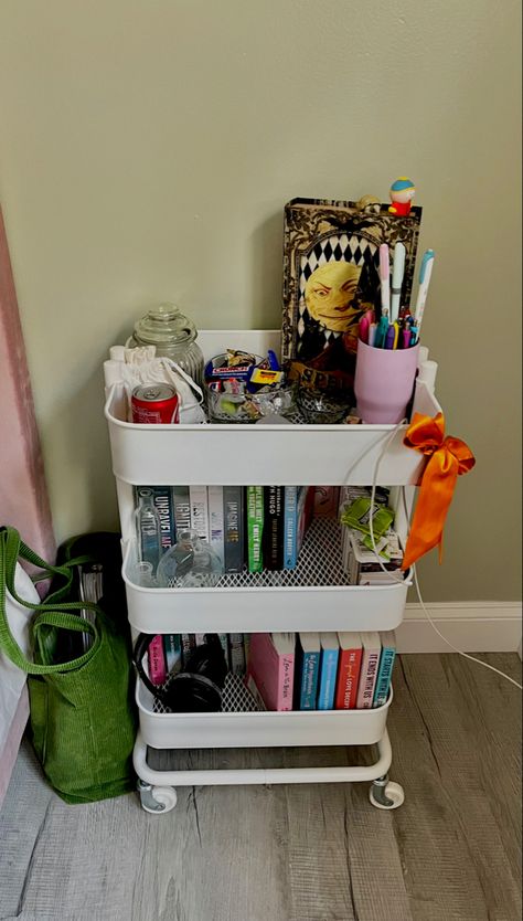 Ikea Raskog Cart Bedroom, Utility Cart Aesthetic, Dorm Cart Storage, Trolley Cart Ideas Bedroom Aesthetic, Storage Cart Aesthetic, Ikea Trolley Aesthetic, Ikea Trolley Ideas Bedroom, Roller Cart Organization, Utility Cart Ideas Bedroom Aesthetic