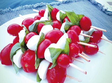 PONTOON FOOD RECIPES FOR THE UPCOMING BOATING SEASON: Jon and Erin Davis, authors of Pontoon Food: Easy-to-Serve Recipes for the Water and Deck, share with us their Caprese Salad Skewer recipe. Pontoon Boat Ideas Parties, Tubing Snacks, Appetizer Recipes For Boating, Boating Appetizers, Food For Boating Snacks Ideas, Boat Day Food, Boating Snacks Pontoon, Boat Day Snacks, Lake Food Ideas Boat