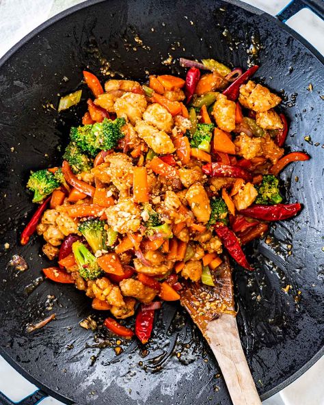 Hunan Chicken - This spicy, simple, saucy stir fry has to be next on your list for dinner! Enjoy it with your favorite rice or noodles, or all on its own. It's sure to be a hit at your next takeout fakeout night! #hunan #chicken #recipe Essen, Hunan Chicken Recipe, Hunan Chicken, Unique Chicken Recipes, Craving Tasty, Wok Recipes, Dinner Then Dessert, Wok Cooking, Jo Cooks