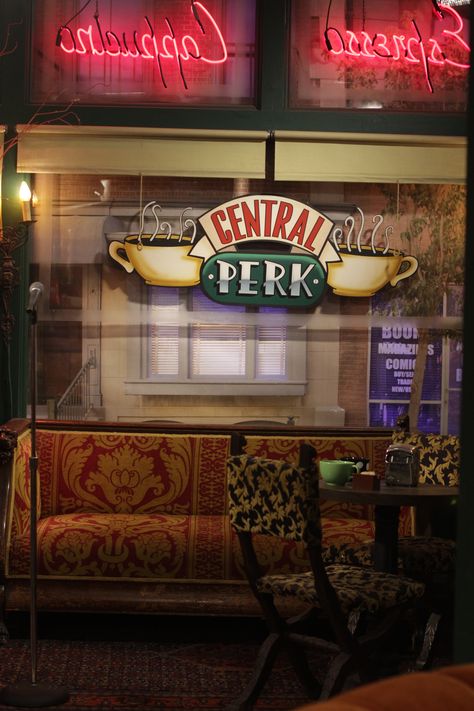 Central Perk: The best part of the WB Studio tour. Friends Scenes, Friends Episodes, Friends Poster, Ross Geller, Friends Cast, Friends Central Perk, Friends Tv Series, Friends Moments, Phoebe Buffay