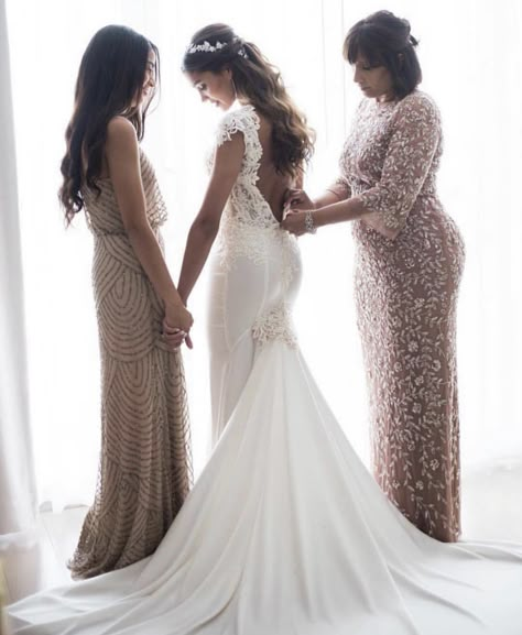 Bridesmaid Pictures, 2nd Wedding Dresses, Wedding Portrait Poses, Bride Pictures, Bride Sister, Pnina Tornai, Wedding Picture Poses, Bridesmaids Photos, Wedding Photography Styles