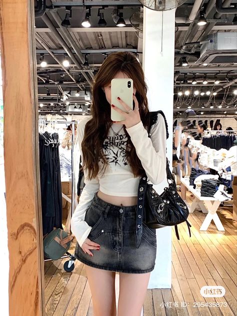 Denim Skirt Outfit Short, Outfit Inspo Korean, Denim Skirt Outfit, Acubi Style, Shoulder Bag Outfit, Short Skirts Outfits, Seo Soojin, Outfit Short, Outfit Street