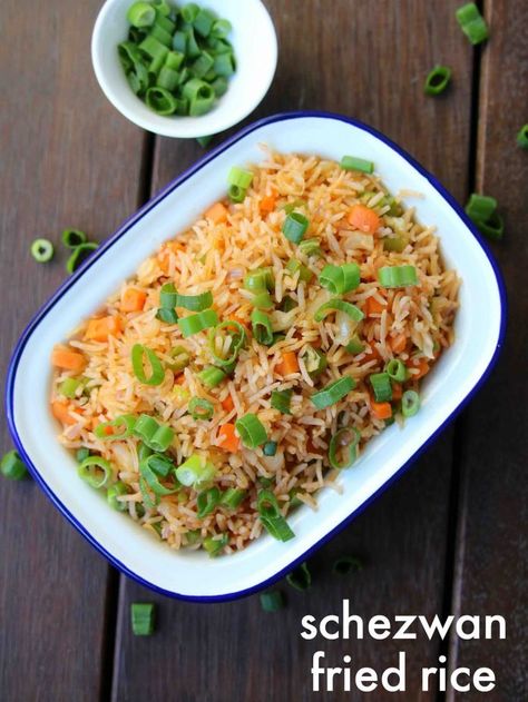 capsicum Schezwan Rice, Schezwan Fried Rice, Chinese Fast Food, Pilaf Recipes, Indian Rice Recipes, Veg Snacks, Chinese Vegetables, Arroz Frito, Veg Food