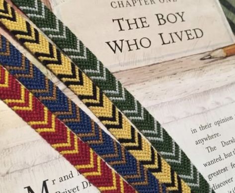 Harry Potter Bracelet, Floss Bracelets, Harry Potter Hogwarts Houses, Friendship Bracelets Tutorial, Embroidery Bracelets, Friendship Bracelets Designs, Diy Friendship Bracelets Patterns, Harry Potter Films, Thread Bracelets