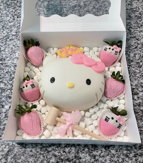 Tort Hello Kitty, Hello Kitty Birthday Theme, Hello Kitty Theme Party, Hello Kitty Birthday Cake, Hello Kitty Gifts, Hello Kitty Birthday Party, Kitty Cake, Kawaii Cooking, Hello Kitty Themes