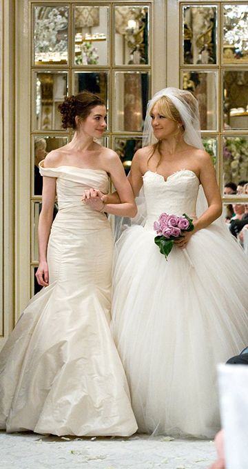 Anne Hathaway and Kate Hudson's Vera Wang dresses in Bride Wars Bride Wars Wedding Dress, Keira Knightley Wedding Dress, Keira Knightley Wedding, Anne Hathaway Wedding, Wedding Dress Film, Famous Brides, Movie Wedding Dresses, Bride Wars, Plaza Wedding