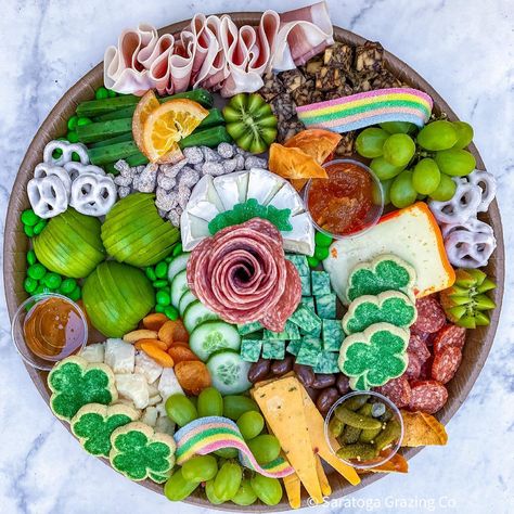 25+ St Patricks Day Charcuterie Boards Everyone Will Love! - Prada & Pearls St Patricks Day Charcuterie Board, St Patricks Snacks, Green Charcuterie Board, Charcuterie Board Candy, St Patrick Party Food, Saint Patricks Party Ideas, St Pattys Party, Fun St Patricks Day, St Patrick's Day Appetizers