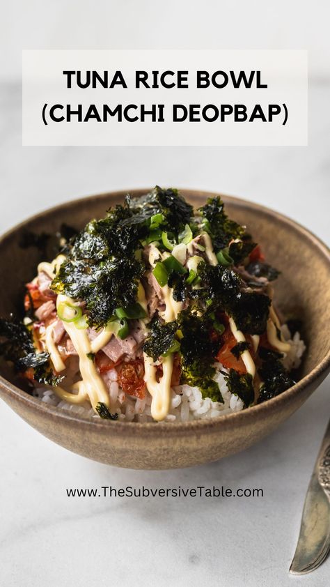 Korean tuna rice bowl in brown bowl Canned Tuna Rice, Korean Tuna Rice, Tuna Rice Bowl, 15 Min Meals, Seaweed Snack, Spicy Kimchi, Roasted Seaweed, Tuna Rice, Kewpie Mayo