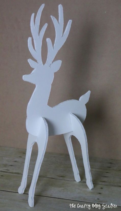 Make a 3D Reindeer decoration to add to your holiday decor. This standing deer is super cute and the perfect DIY Christmas Craft. Diy Christmas Reindeer, 3d Reindeer, Ren Geyiği, Christmas Reindeer Decorations, Reindeer Decorations, Easy Christmas Decorations, Diy Christmas Decorations Easy, Handmade Christmas Decorations, Reindeer Christmas