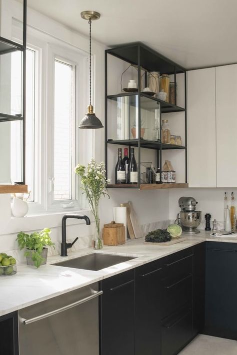 Completa tu cocina con espacio extra utilizando estanterías metálicas. Le dará el toque industrial que tu cocina necesita. Dapur Ikea, Interior Design Country, Ikea Apartments, Two Tone Kitchen Cabinets, Koti Diy, Bilik Idaman, Small Apartment Kitchen, Kabinet Dapur, Diy Kitchen Renovation