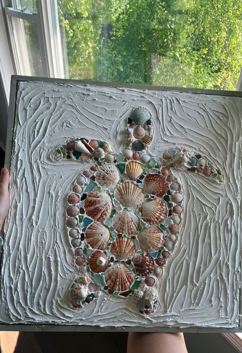 Beachy Art Projects, Shell Art Turtle, What To Do With Shells From The Beach Diy Ideas, Beach Painting With Shells, Things To Paint On Sea Shells, Seashell Art Ideas, Simple Beach Room Decor, Beach House Room Aesthetic, Canvas Shell Art