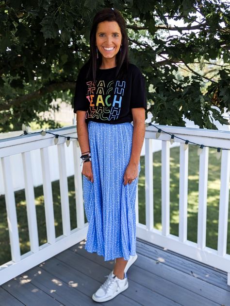 Graphic Tee And Sneakers Outfit, Work Outfits Women Teacher, Teacher Picture Day, Teacher Outfits 2023, Teacher Picture Day Outfit, High School Teacher Outfits, Outfit For Teachers, School Teacher Outfit, Teacher Picture