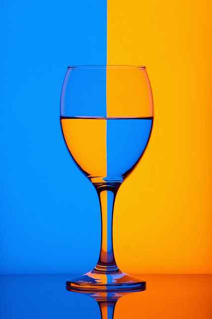 Water Distortion Photography, Glass Of Water Photography, Water Still Life, Blue And Orange Background, Distortion Photography, Low Key Photography, Contrast Photography, Pineapple Wallpaper, Glass Photography