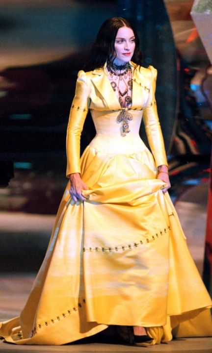 All Eyes Were On Madonna As She Stole The Show In A Yellow Dress At The VH1 Awards, 1998 Madonna Fashion, Madonna Pictures, Olivier Theyskens, Style Année 90, She Walks In Beauty, Museum Fashion, Musica Pop, Fashion Articles, Mellow Yellow