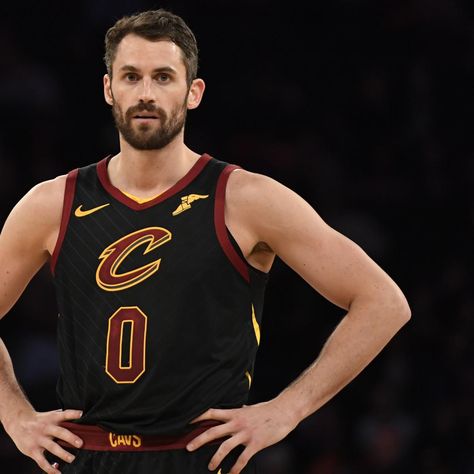 Kevin Love Won't Play vs. Clippers After Shoulder Injury Diagnosed as Soreness #Basketball #BreakingNews #ClevelandCavaliers Cavs Wallpaper, Lebron Kobe Jordan, Shoulder Injury, Nba Championship, Small Forward, Kevin Love, Nba Pictures, Under The Knife, Nba Sports